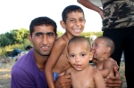 Foto di gruppo dei rom sgomberati